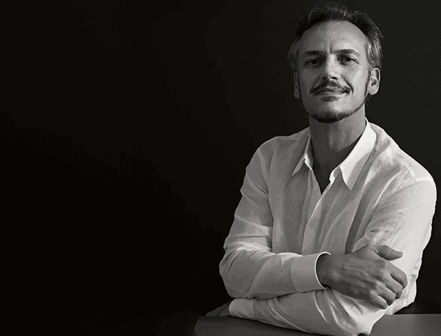 Ricardo-bello-braços-cruzados-camisa-branca.png