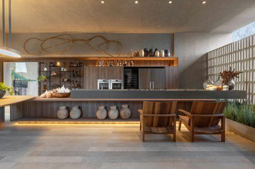 Varanda Gourmet Deca valoriza integração entre cozinha e natureza na CASACOR Brasília 2025